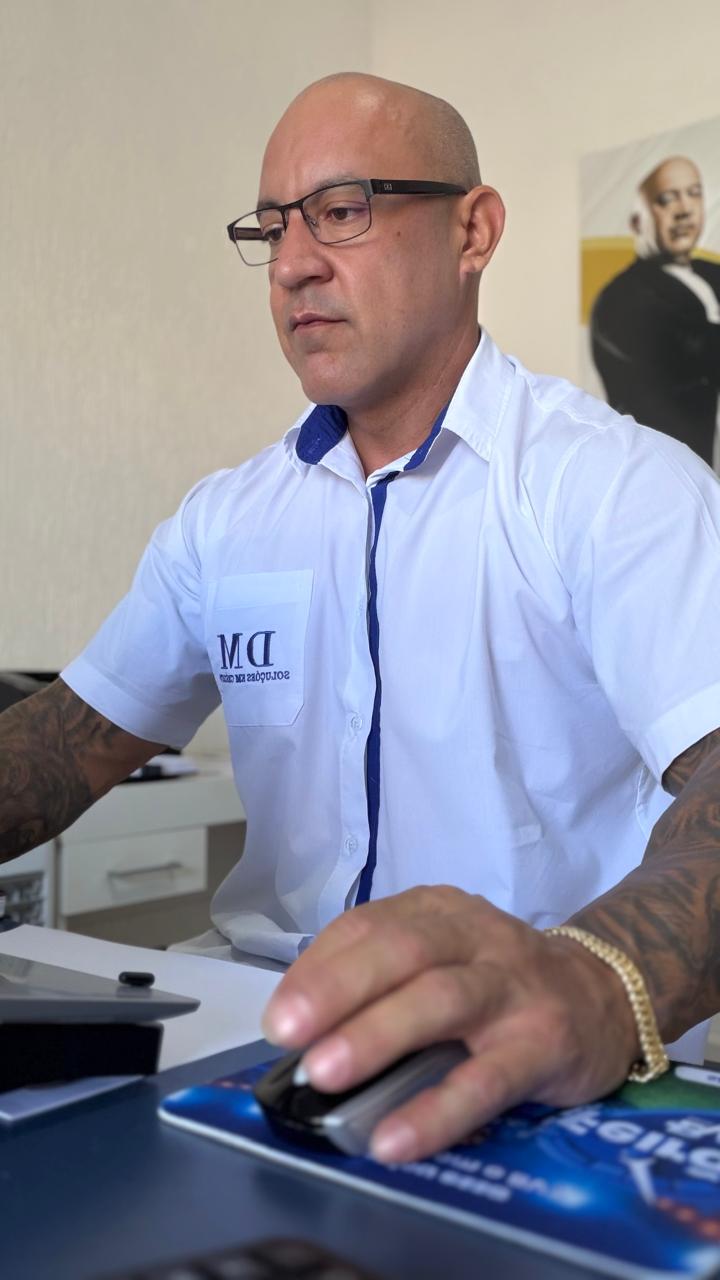 Especialista da DM atendendo no escritório